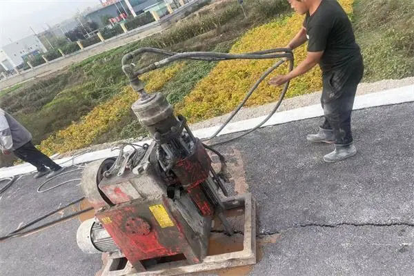 建华马路面下沉注浆加固